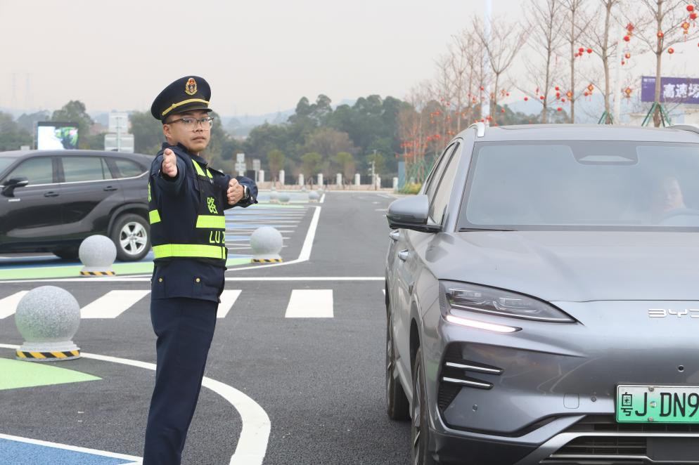 路政员在瓦窑岗服务区疏导车流