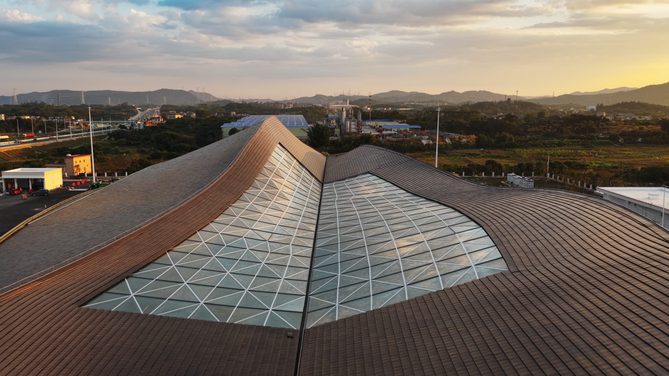 服务区玻璃天棚和陶土瓦屋顶光影交错