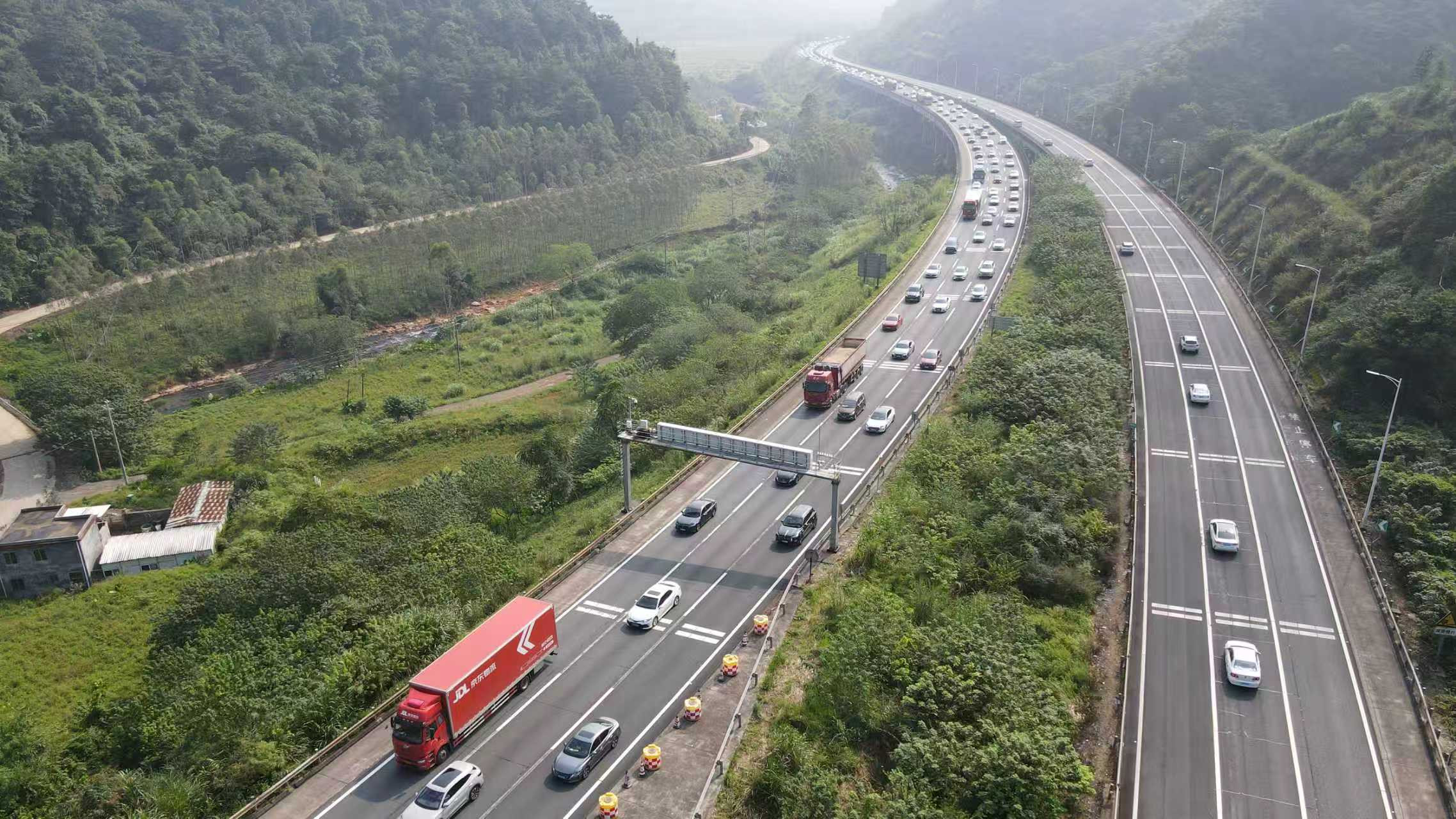 广韶高速上，车流平稳有序