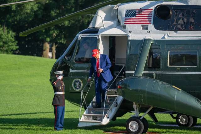 2025年6月21日,美国总统特朗普返回华盛顿白宫。新华社记者 胡友松 摄 2025年6月21日,美国总统特朗普返回华盛顿白宫。新华社记者 胡友松 摄