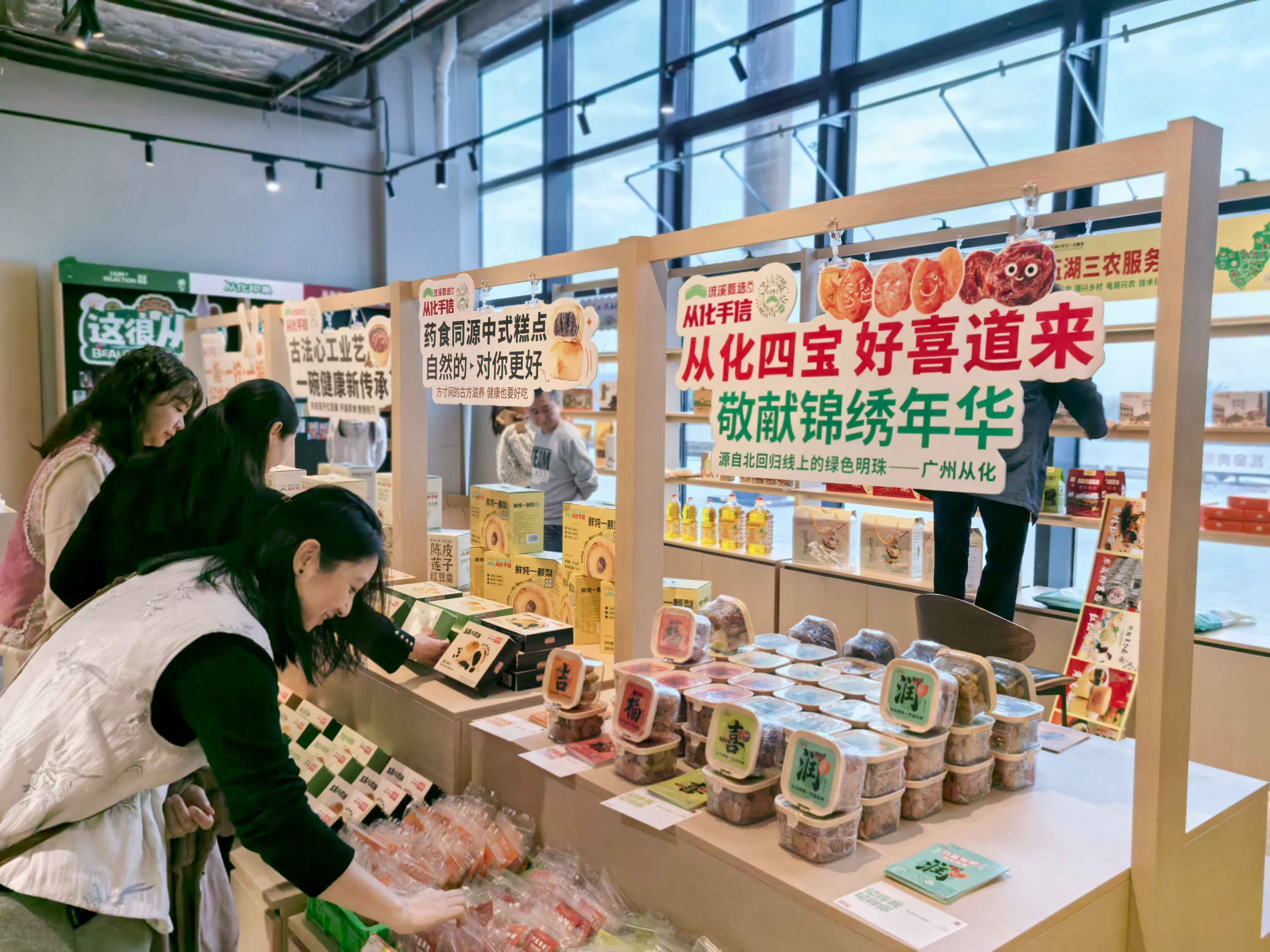 旅客在瓦窑岗服务区选购特产