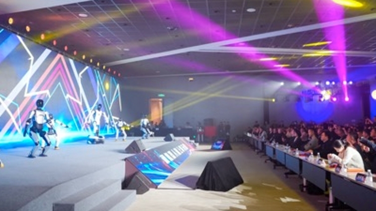 共享机器人来了，海底捞拿下智元“擎天租”001号订单