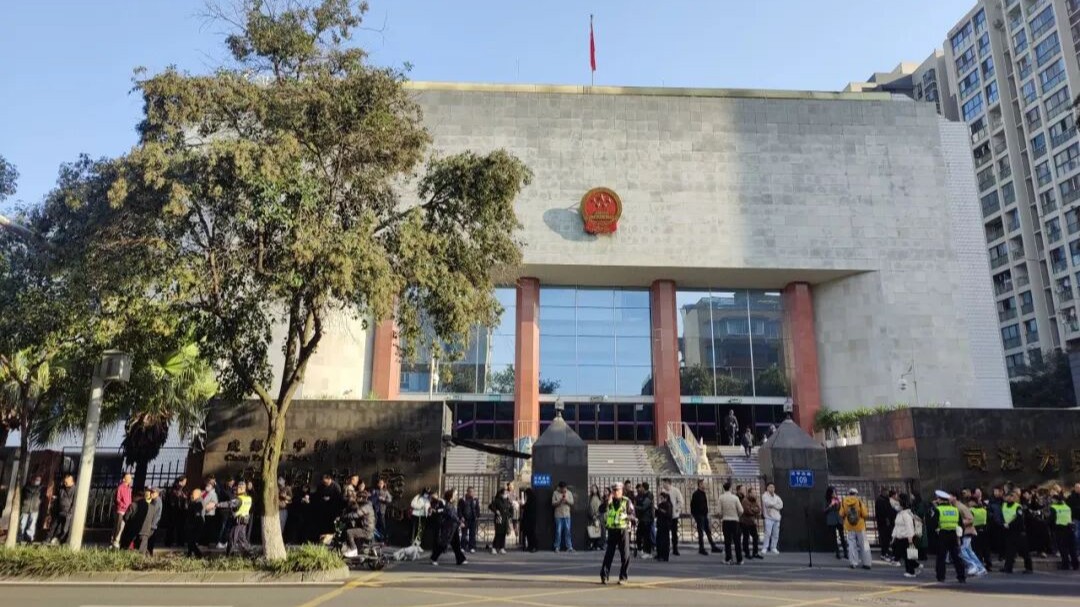 家门口遇害案一审死缓：案发前疑患精神病，家属谈为何不送医