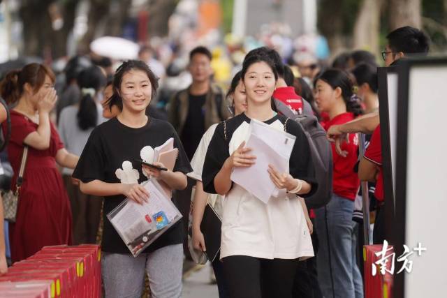 2023年广东高考，考生走进华南师范大学附属中学考点。
