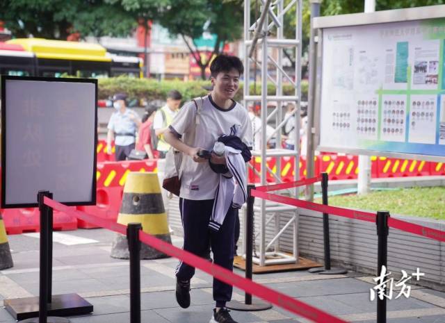 2023年广东高考，考生走进华南师范大学附属中学考点。