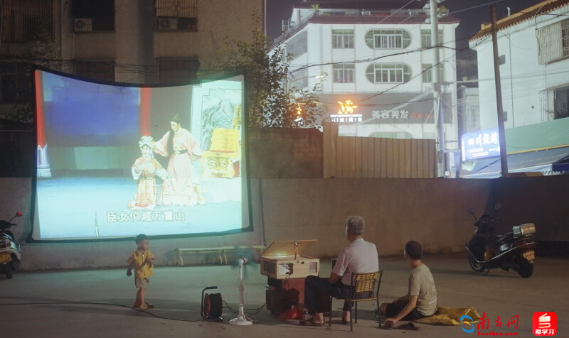 露天的潮剧放映